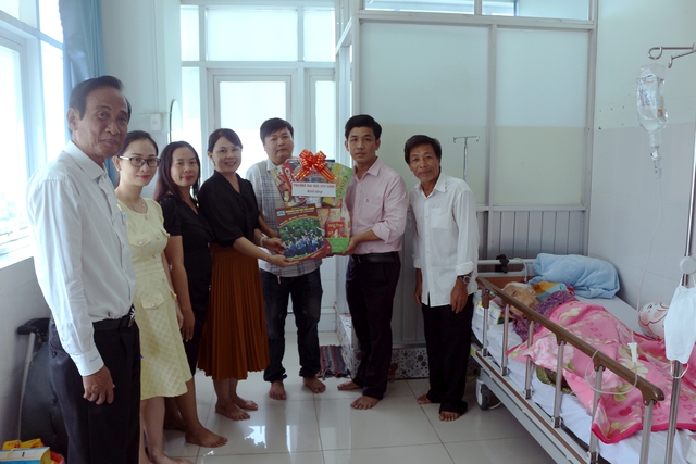 Trường ĐH Cửu Long thăm và hỗ trợ các Mẹ Việt Nam anh hùng- Ảnh 1.