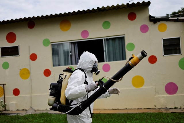 Nhân viên y tế phun thuốc diệt muỗi tại một trường học ở TP Brasilia -Brazil khi đợt dịch sốt xuất huyết năm 2024 bùng phát  Ảnh: REUTERS