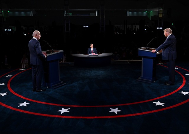 Hai ông Donald Trump (phải) và Joe Biden (trái) tại một cuộc tranh luận ở TP Cleveland, bang Ohio - Mỹ hồi tháng 9-2020 Ảnh: Reuters