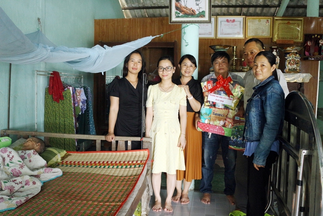 Trường ĐH Cửu Long thăm và hỗ trợ các Mẹ Việt Nam anh hùng- Ảnh 2.