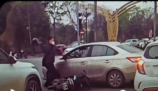VIDEO: Nam thanh niên đập vỡ kính xe ôtô khi xảy ra va chạm giao thông- Ảnh 1.