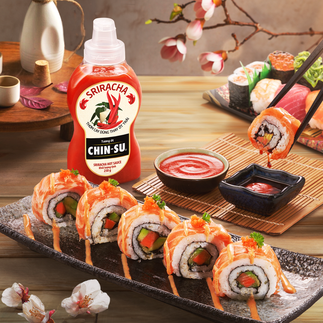 Tương ớt Chin-su siracha kết hợp cùng sushi khiến các khách tham quan thích thú