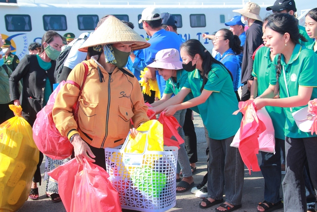 Các tình nguyện viên phát túi tự hủy cho du khách đến đảo Phú Quý, tháng 3-2024Ảnh: Minh Sướng