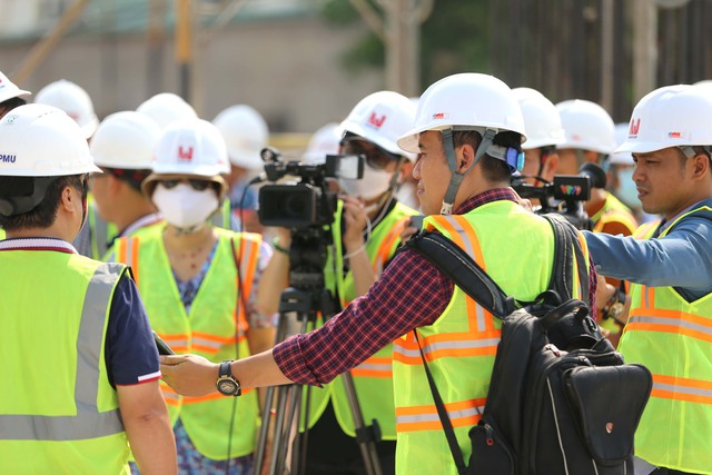 Phóng viên báo chí tác nghiệp tại công trình xây dựng nhà ga T3 Tân Sơn NhấtẢnh: Hoàng Triều