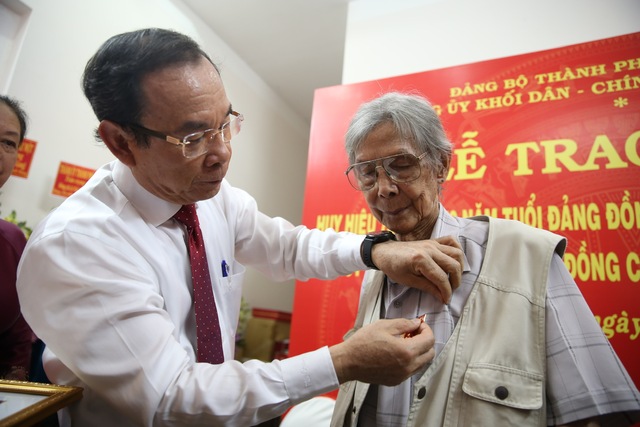 Bí thư Nguyễn Văn Nên trao huy hiệu Đảng cho vợ chồng nhà thơ - nhạc sĩ Lê Giang- Lư Nhất Vũ- Ảnh 1.