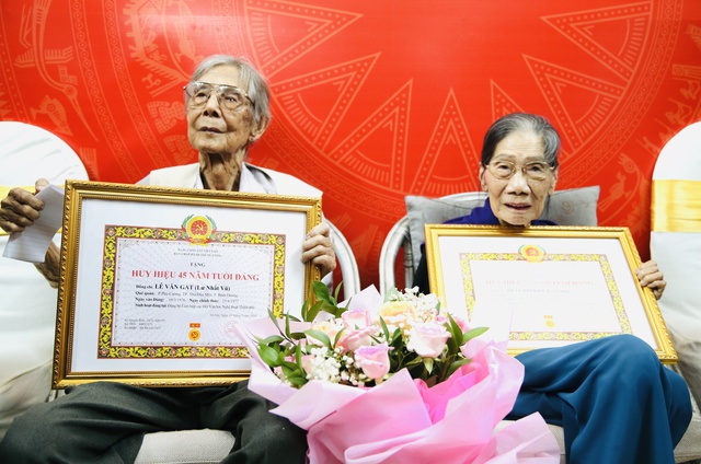 Bí thư Nguyễn Văn Nên trao huy hiệu Đảng cho vợ chồng nhà thơ - nhạc sĩ Lê Giang- Lư Nhất Vũ- Ảnh 4.