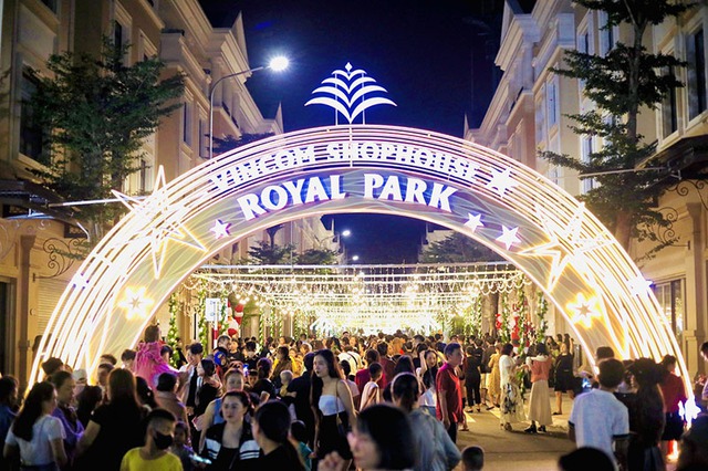 Những sự kiện hoành tráng liên tục thu hút hàng ngàn lượt khách đến với Vincom Shophouse Royal Park