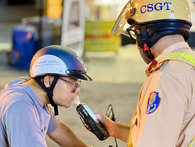 Đội CSGT - Trật tự Công an TP Thủ Đức kiểm tra nồng độ cồn người đi đường Ảnh: TRẦN THÁI
