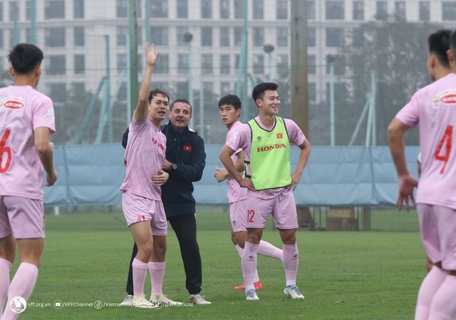 Bùi Hoàng Việt Anh trở lại tập luyện, tuyển Việt Nam làm quen với bóng- Ảnh 3.