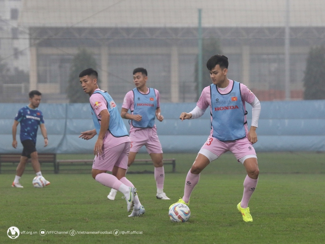 Bùi Hoàng Việt Anh trở lại tập luyện, tuyển Việt Nam làm quen với bóng- Ảnh 2.