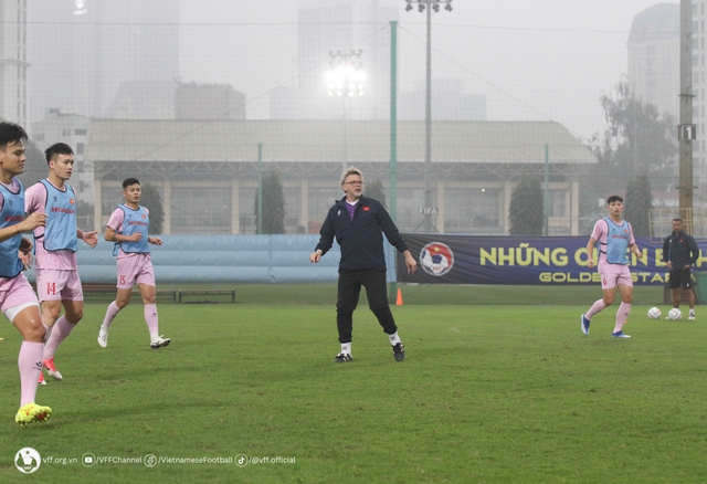 Bùi Hoàng Việt Anh trở lại tập luyện, tuyển Việt Nam làm quen với bóng- Ảnh 4.