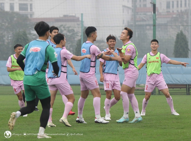Bùi Hoàng Việt Anh trở lại tập luyện, tuyển Việt Nam làm quen với bóng- Ảnh 1.