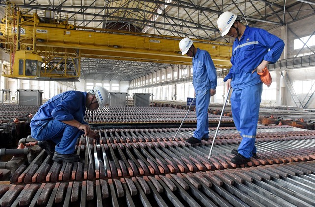 Công nhân làm việc tại xí nghiệp đồng Jinlong ở tỉnh An Huy - Trung Quốc Ảnh: REUTERS