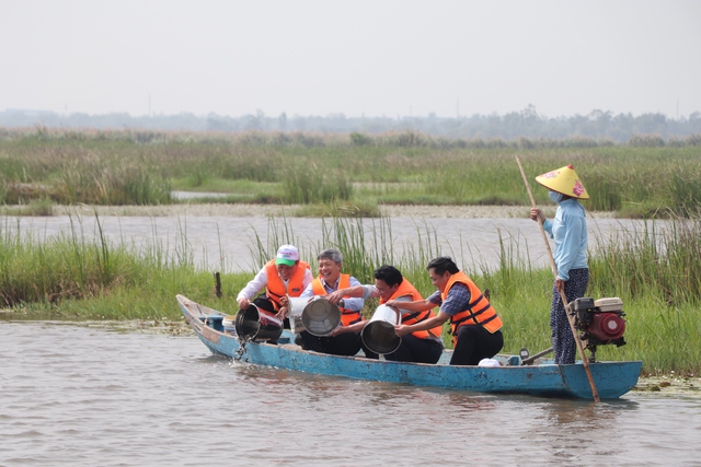 Bộ trưởng Đặng Quốc Khánh và lãnh đạo Quảng Nam thả cá ở sông Đầm- Ảnh 4.