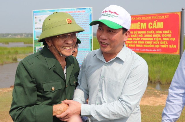 Bộ trưởng Đặng Quốc Khánh và lãnh đạo Quảng Nam thả cá ở sông Đầm- Ảnh 7.