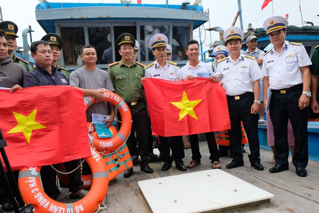 Vùng 3 Hải quân trao cờ Tổ quốc cho ngư dân Đà Nẵng- Ảnh 1.