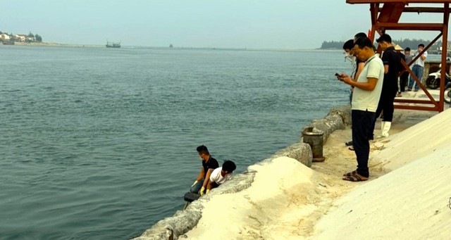 Liên tiếp phát hiện thi thể trôi dạt vào bờ biển ở Quảng Bình- Ảnh 1.
