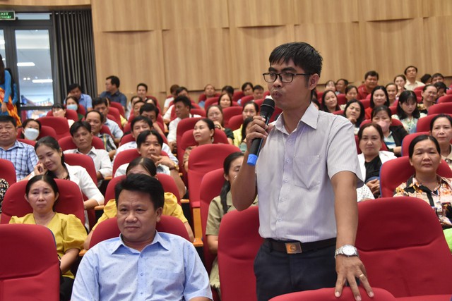 250 giáo viên Vĩnh Long chia sẻ về khó khăn trong hướng nghiệp thời đại AI- Ảnh 1.