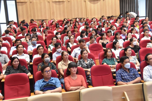 250 giáo viên Vĩnh Long chia sẻ về khó khăn trong hướng nghiệp thời đại AI- Ảnh 3.