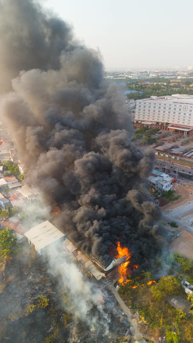 Cháy lớn ở Biên Hòa, cột khói cao cả trăm mét- Ảnh 4.