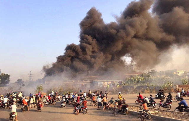 Cháy lớn ở Biên Hòa, cột khói cao cả trăm mét- Ảnh 2.