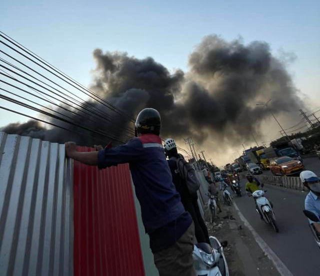 Cháy lớn ở Biên Hòa, cột khói cao cả trăm mét- Ảnh 3.