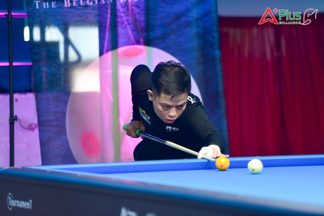 Cơ thủ Lê Thành Tiến trong trận chung kết carom 3 băng