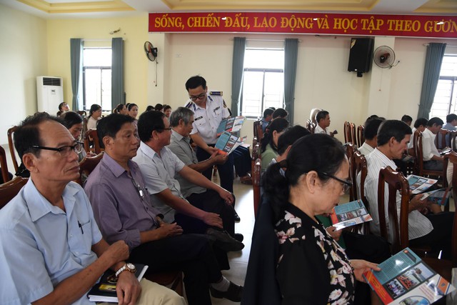 Vùng Cảnh sát biển 2 trao 30 suất quà cho ngư dân Đà Nẵng- Ảnh 1.
