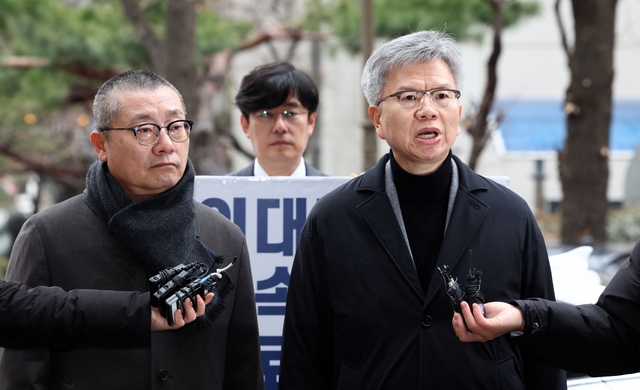 Hai bác sĩ cấp cao Park Myung-ha (trái) và Kim Taek-woo bị đình chỉ giấy phép y khoa và bị cảnh sát thẩm vấn hôm 19-3 ở Seoul Ảnh: YONHAP