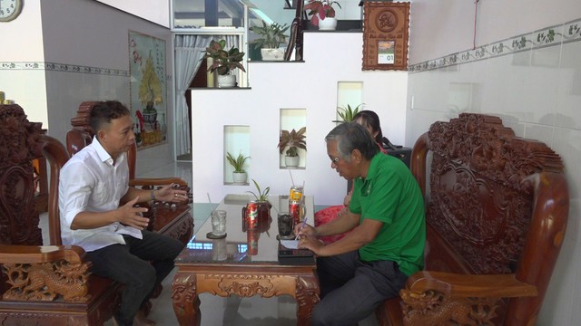 Tác giả trao đổi với anh Nguyễn Vĩnh Toàn (bên trái)