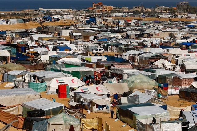 Các căn lều tạm là nơi trú ẩn của những người Palestine di rời đến Rafah. Ảnh: Reuters