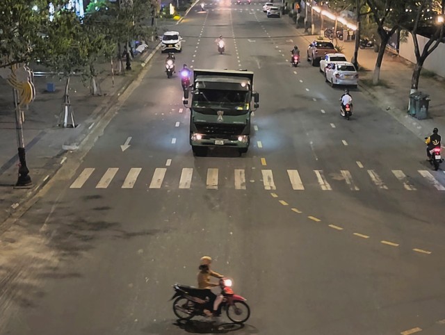 Đà Nẵng: Xử lý nghiêm đoàn xe tải đi vào đường cấm- Ảnh 2.