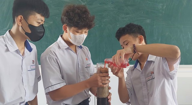 “Biến nước ngọt Sting thành tinh khiết”, nhóm học sinh bất ngờ nổi tiếng trên mạng- Ảnh 1.