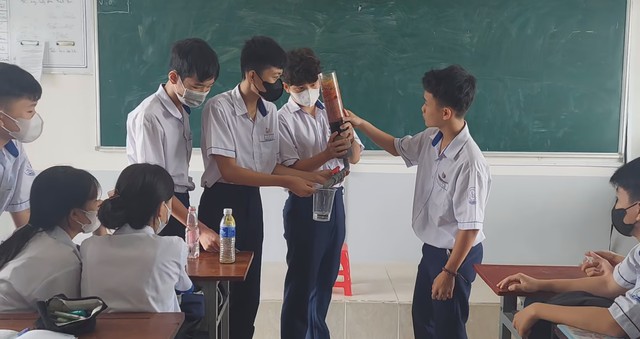 “Biến nước ngọt Sting thành tinh khiết”, nhóm học sinh bất ngờ nổi tiếng trên mạng- Ảnh 2.