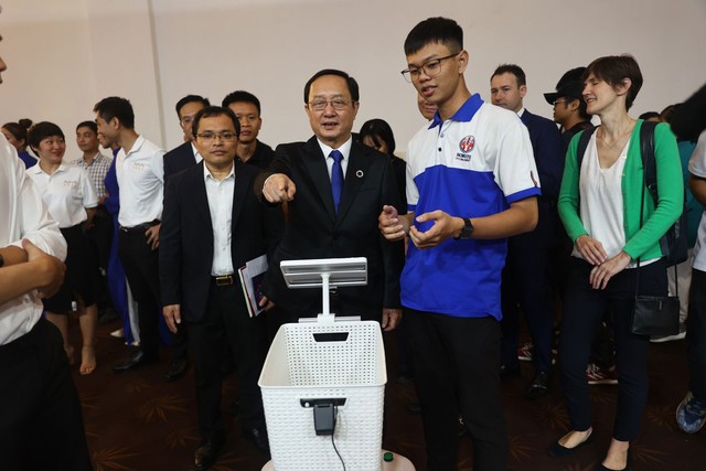 Bộ trưởng Bộ Khoa học và Công nghệ Huỳnh Thành Đạt theo dõi màn trình diễn mua hàng và thanh toán tự động của xe đẩy thông minh tại Ngày hội Trí tuệ nhân tạo Việt Nam năm 2023