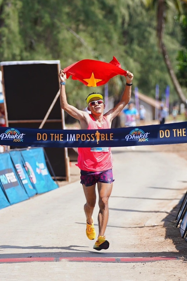 2 VĐV Việt Nam vô địch tại giải 100km Ultra Marathon 2024- Ảnh 1.