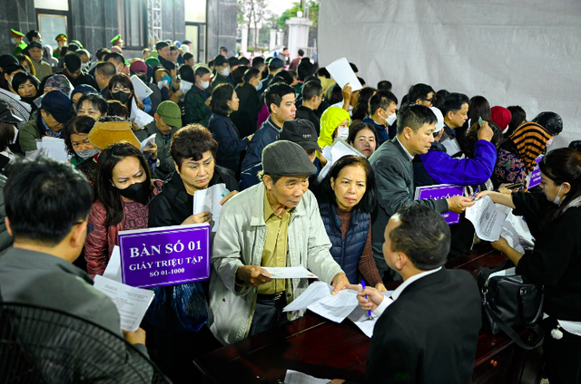 Các bị hại đến làm thủ tục vào tham dự phiên tòa Ảnh: Nguyễn Hưởng