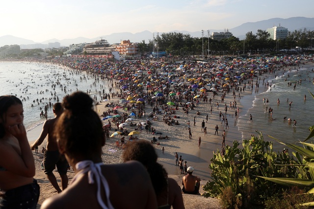 Một bãi biển đông đúc người tại TP Rio de Janeiro - Brazil ngày 17-3Ảnh: Reuters