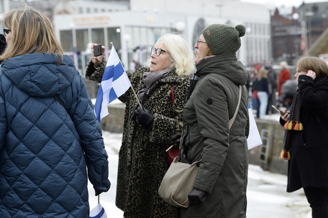 Người dân tại thủ đô Helsinki - Phần Lan hôm 1-3.Ảnh: Reuters