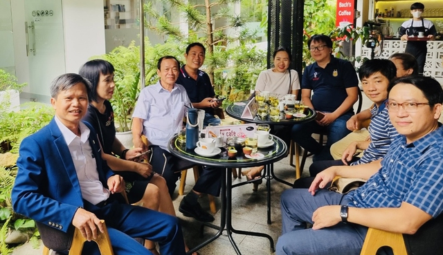 Các nhà báo công tác tại tỉnh Quảng Ngãi tham gia chương trình Ly cà phê 50 ngàn. Ảnh: HUỲNH VĂN THƯƠNG