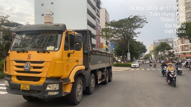Đà Nẵng: Xử lý nghiêm đoàn xe tải đi vào đường cấm- Ảnh 1.