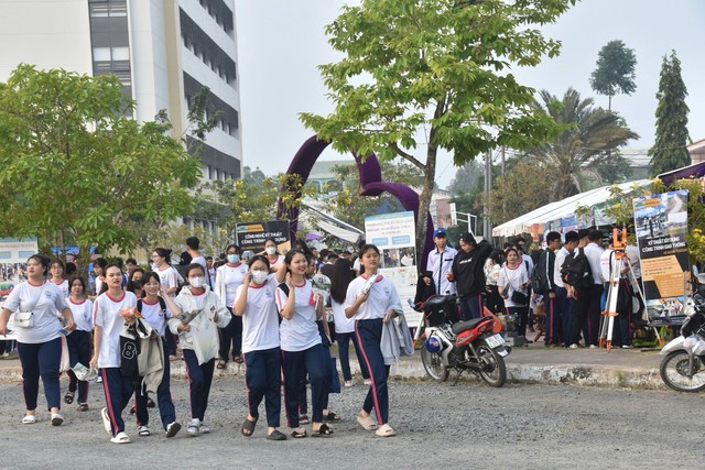Học sinh Vĩnh Long tham dự chương trình “Đưa trường học đến thí sinh” năm 2024, tổ chức tại Trường ĐH Cửu Long Ảnh: TẤN THẠNH