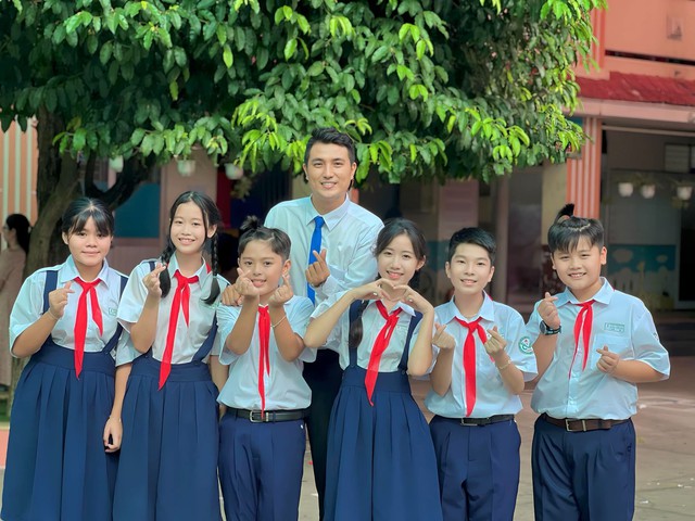 Thầy Lưu Hoàng Phúc cùng các em đội viên thân yêu Thầy Lưu Hoàng Phúc cùng các em đội viên thân yêu