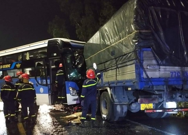 Phú Yên: 2 vụ xe khách đối đầu xe tải trong đêm, 2 người chết- Ảnh 1.