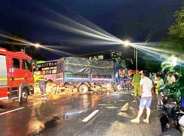Phú Yên: 2 vụ xe khách đối đầu xe tải trong đêm, 2 người chết- Ảnh 2.
