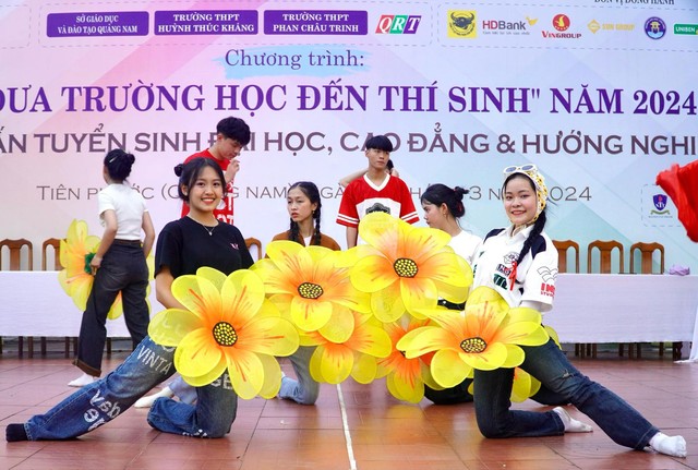 Học sinh Trường THPT Phan Châu Trinh (huyện Tiên Phước) tập dợt tiết mục văn nghệ chào mừng chương trình “Đưa trường học đến thí sinh” 2024 tại Quảng Nam Ảnh: QUỐC THẮNG