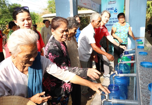 Trao máy lọc nước cho người dân vùng nhiễm mặn ở Bến Tre và Trà Vinh- Ảnh 2.