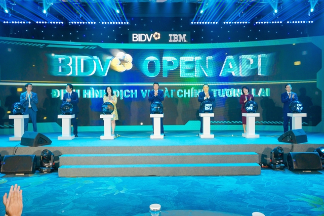 Đại diện BIDV và đối tác cùng thực hiện nghi thức ra mắt hệ thống BIDV Open API