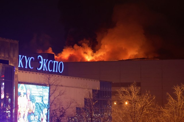 Đám cháy tại địa điểm hòa nhạc gần thủ đô Moscow. Ảnh: Reuters