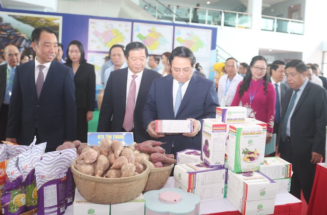 Thủ tướng Phạm Minh Chính cùng đại biểu tham quan các gian hàng tại hội nghị